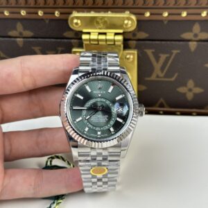 Dong-Ho-Rolex-Rep-11-Sky-Dweller-336934-Mat-Xanh-La-Day-Jubilee-42mm-2