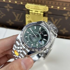 Dong-Ho-Rolex-Rep-11-Sky-Dweller-336934-Mat-Xanh-La-Day-Jubilee-42mm-3