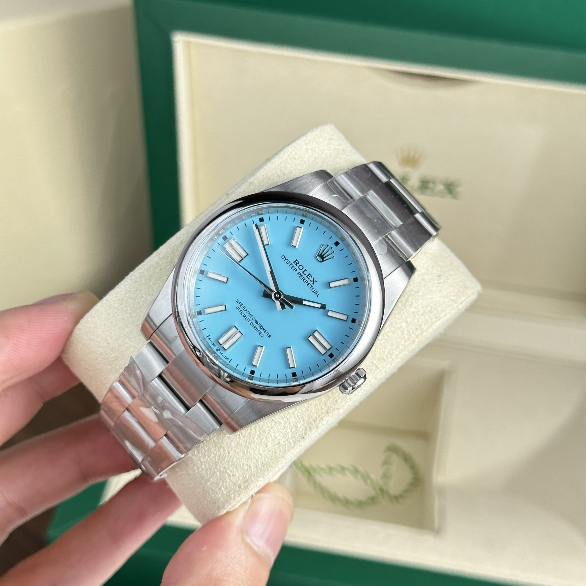 Rolex-Oyster-Perpetual-124300-Tiffany Blue-Dial-41mm-2