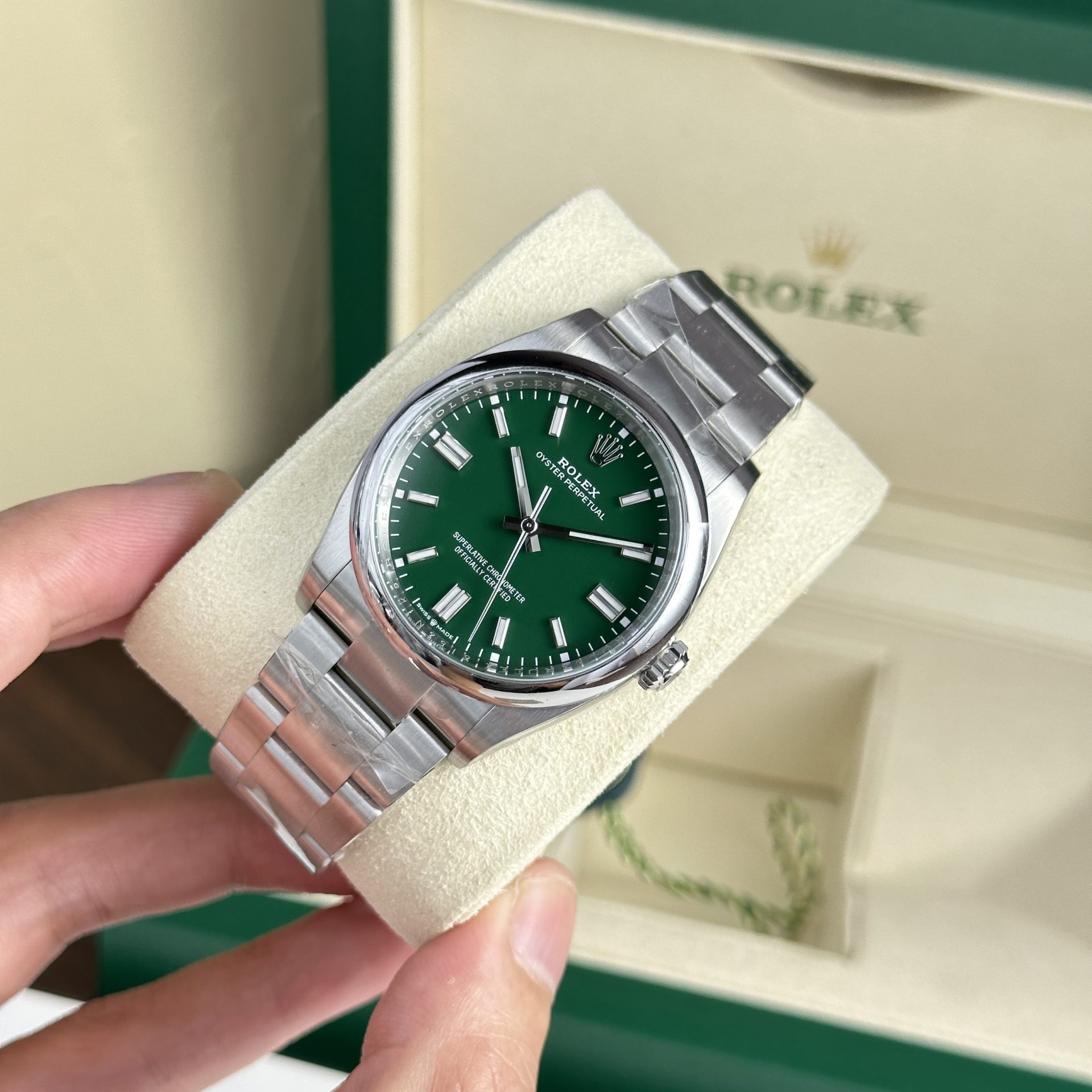 Rolex-Oyster-Perpetual-126000-Green-Dial-36mm-2