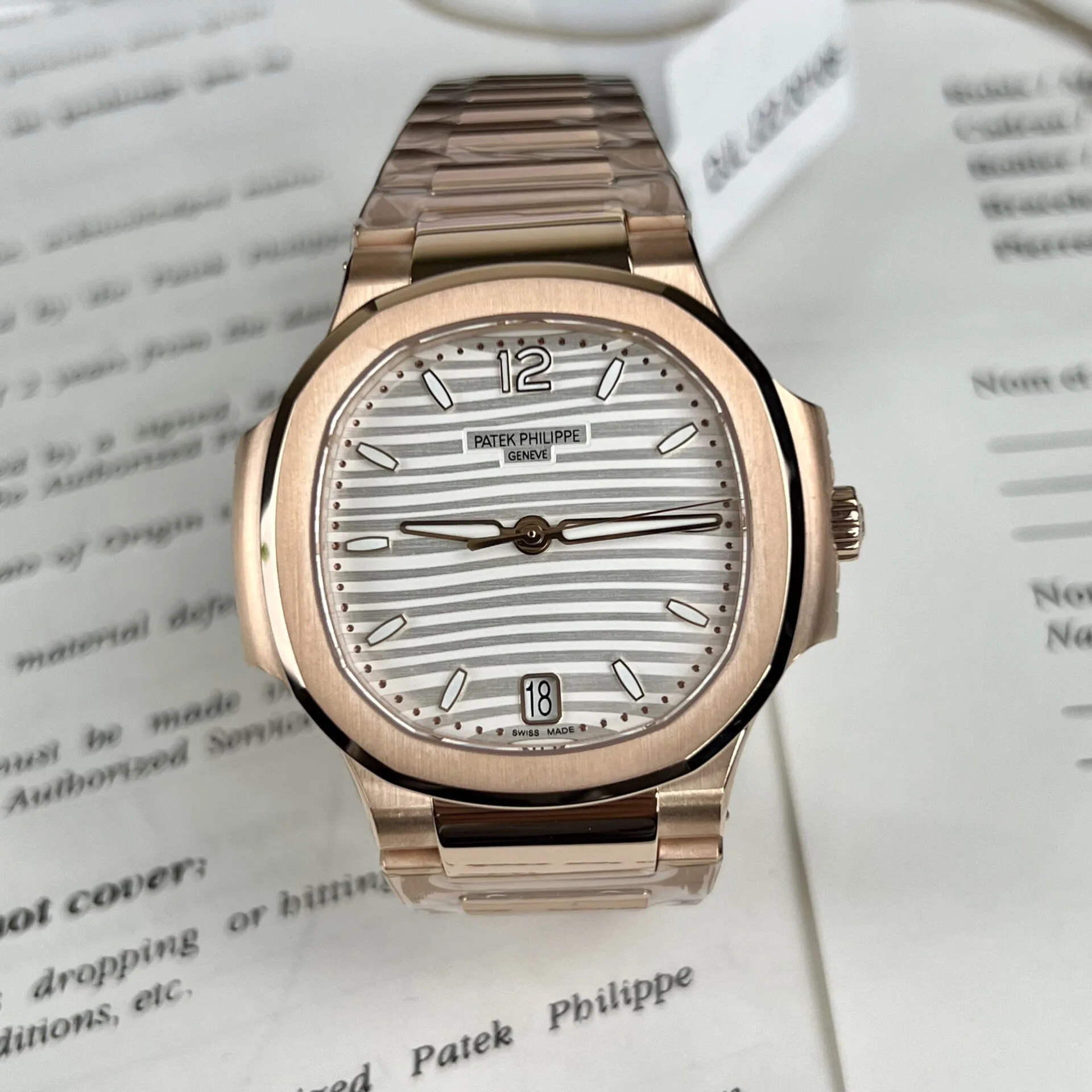 Dong-Ho-Patek-Philippe-Nautilus-7118-Boc-Vang-Mat-Trang-Nha-May-3K-4