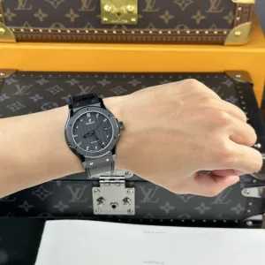 Hublot-Classic-Black-Dial-42mm-4