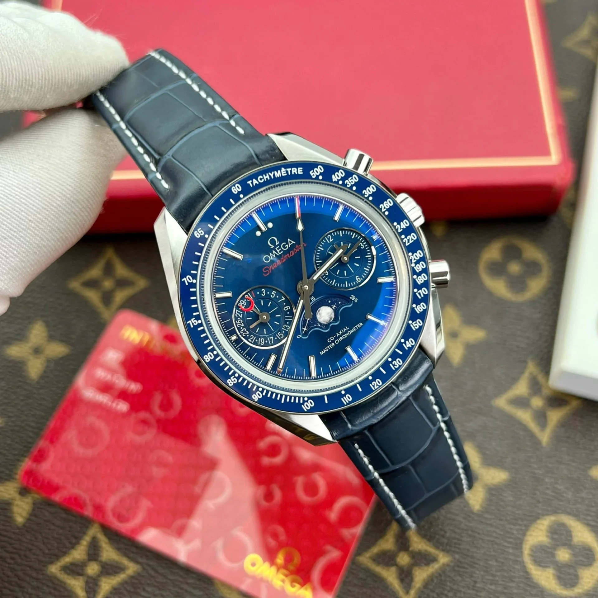 Omega-Speedmaster-Blue-44mm-2