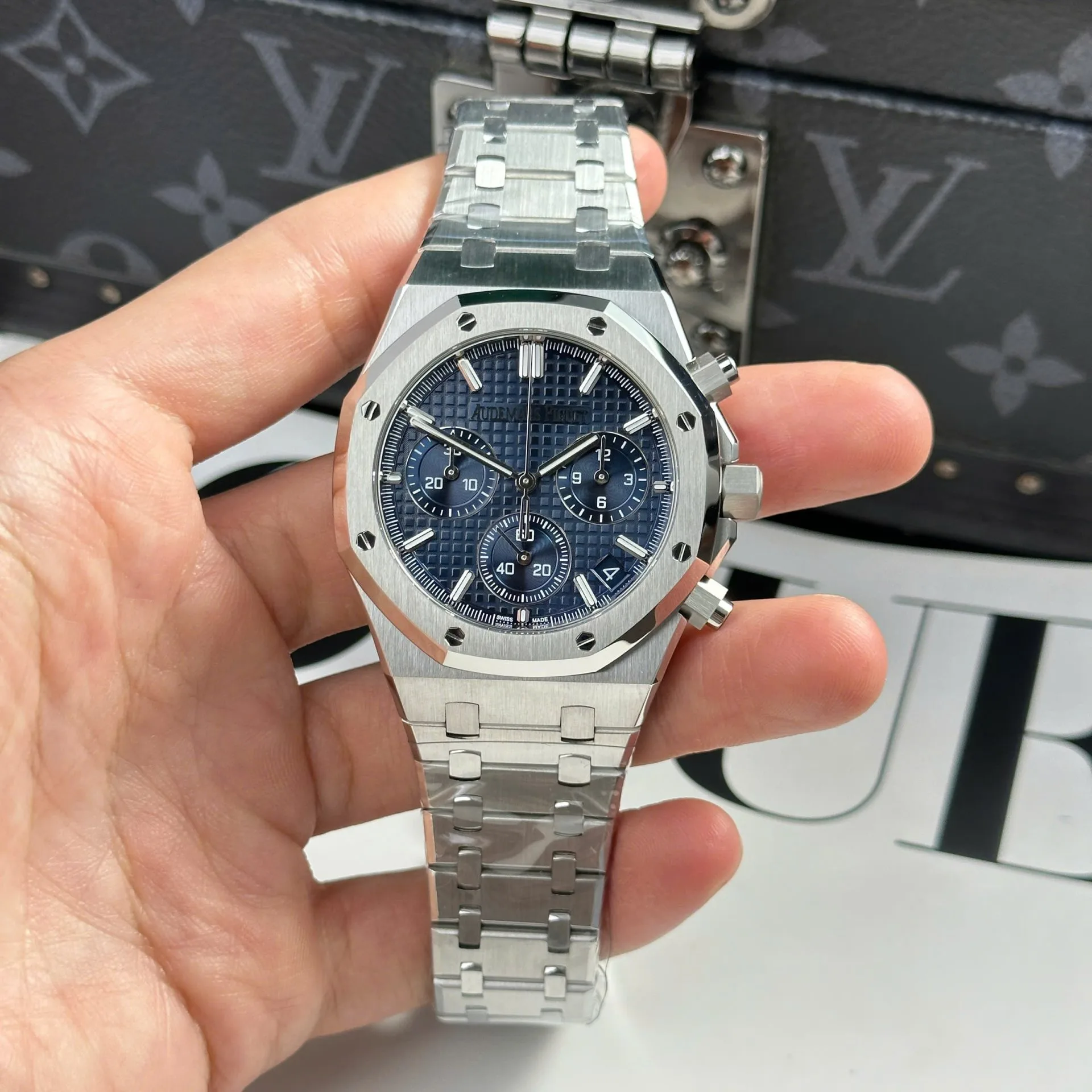 Audemars-Piguet-Royal-Oak-26240ST-Blue-Dial-41mm-1