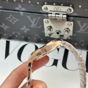 Dong-Ho-Vacheron-Constantin-Overseas-4500V-Replica-11-Mat-Xanh-La-Cay-41mm-2