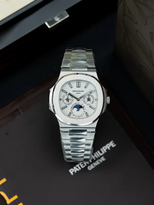 Patek-Philippe-Nautilus-5740-40mm-1
