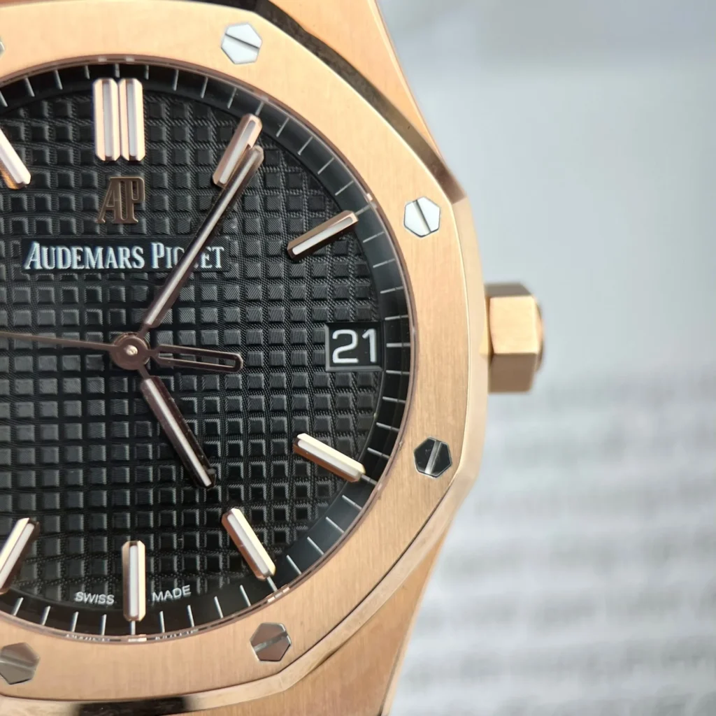 Dong Ho Audemars Piguet Royal Oak 15500OR Boc Vang Hong Day Da Den 41mm 3.webp
