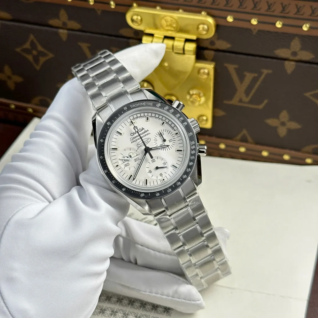 Omega Speedmaster Apollo Silver Snoopy 42mm 3.webp