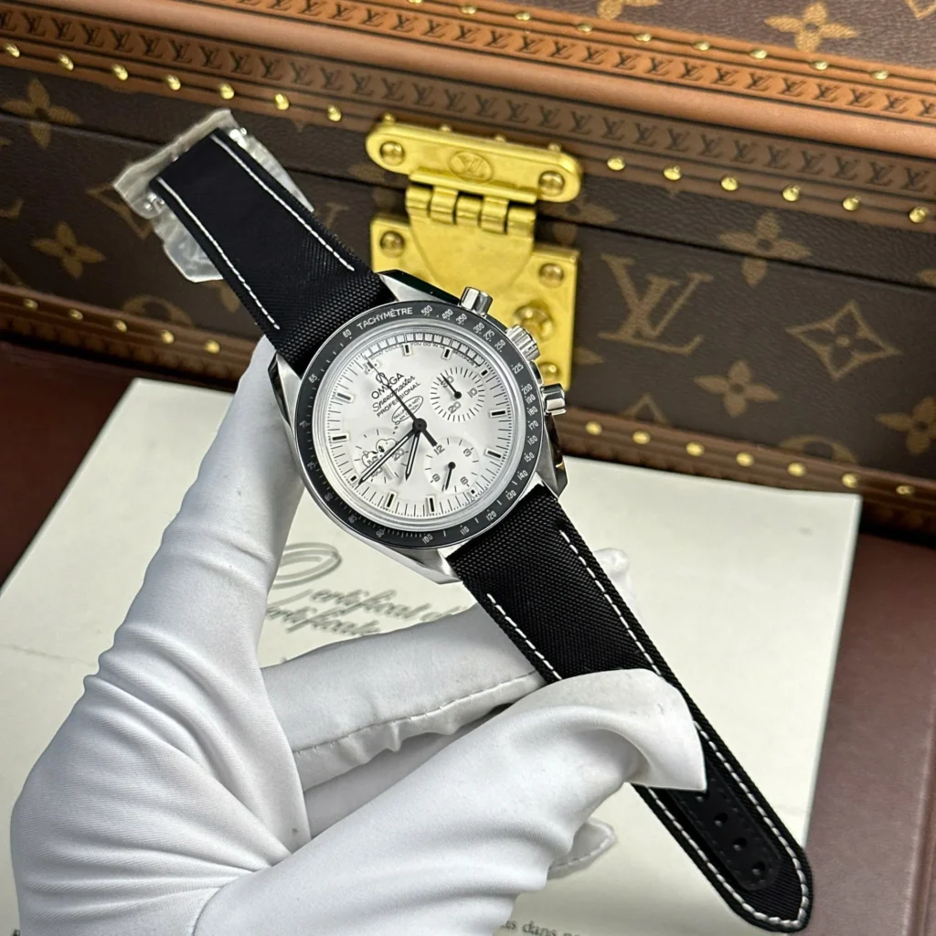 Omega Speedmaster Apollo Silver Snoopy 42mm 4 1.webp