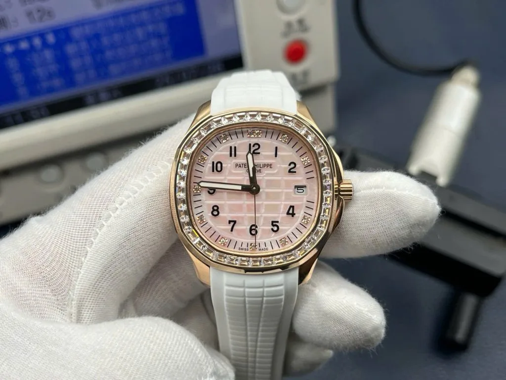 Patek Philippe Aquanaut 5268R Shell Dial Rose Gold 38mm.webp