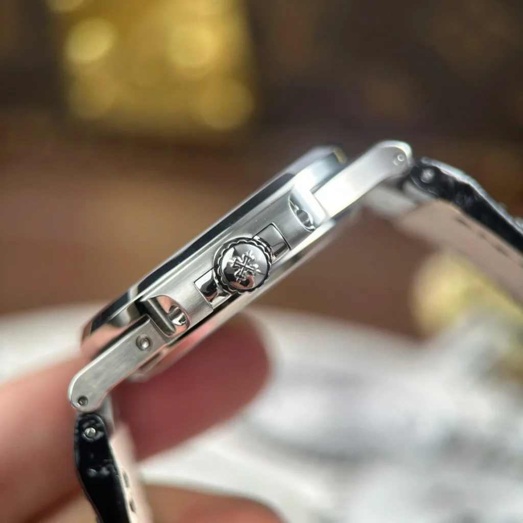 Patek Philippe Nautilus 5712 40mm 7.webp