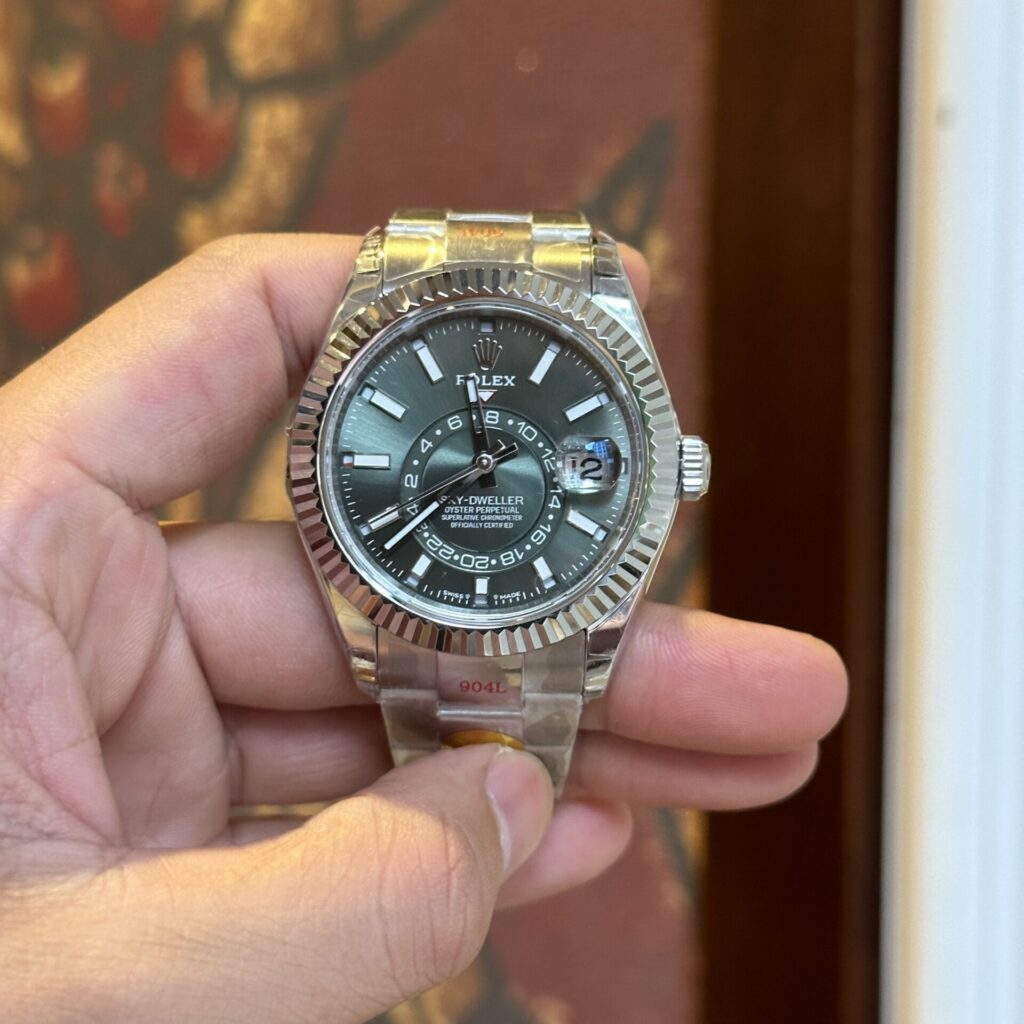 Rolex Sky Dweller 336934 Replica Mat Xanh La Cay Noob Factory 42mm 3.jpg