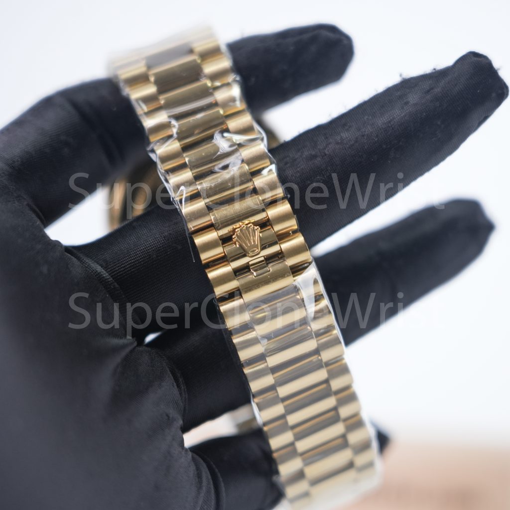 Rolex Day-Date 228238 18K Yellow Gold Green Roman Dial Fluted Bezel President Bracelet 40mm Replica Watches - DSC05621